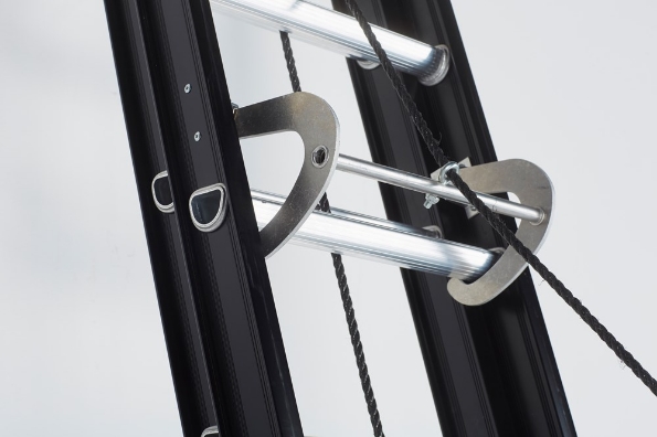 Afbeelding - https-www-ez-catalog-nl-Asset-7895c857ae3a49c08f593b99865ab46f-ImageFullSize-ladder-mounter-schuif-usp-4-schommelhaak-ontgrendeld-jpg